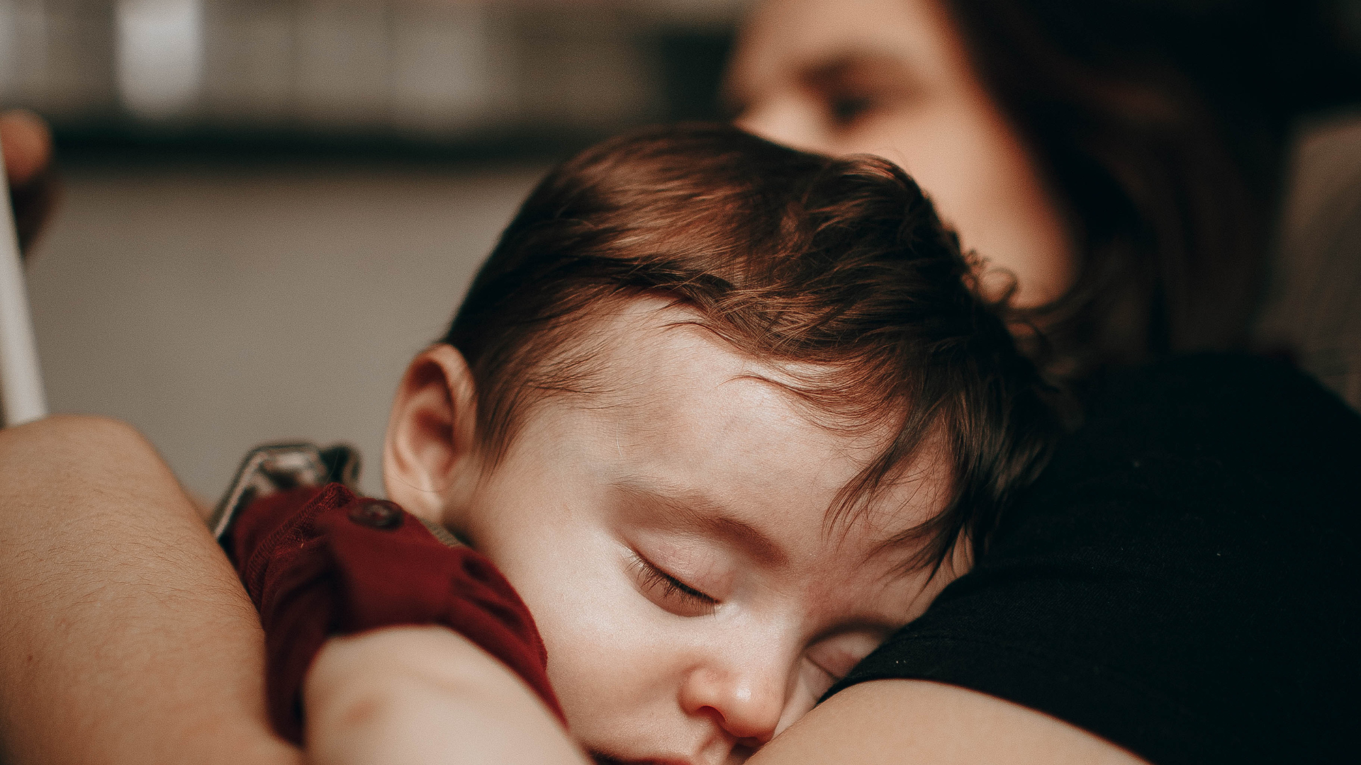 Meu Filho Não Dorme Sozinho: Por Que Acontece e Como Ajudar (Com Segurança)